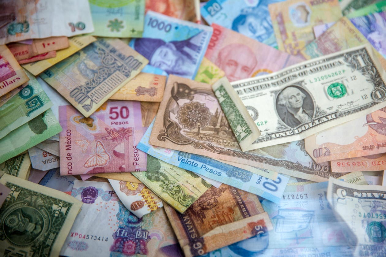 Bargeld und M&uuml;nzen auf einem Tisch