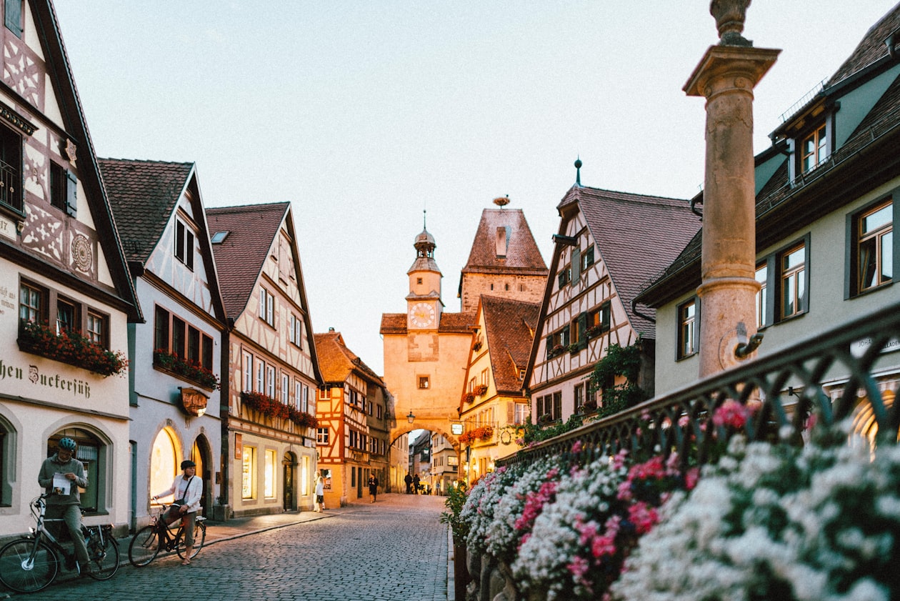Hochh&auml;user eines Finanzviertels vor klarem Himmel