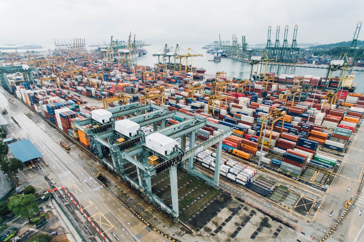 Frachtcontainer in einem Hafen