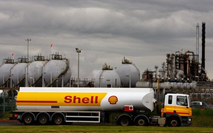 Shell must pay damages to four Nigerian farmers for two oil spills back in 2008, a Dutch court has ruled today.
