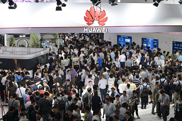 People visit a Huawei stand during the Mobile World Congress (MWC 2019) introducing next-generation technology at the Shanghai New International Expo Centre(SNIEC) in Shanghai on June 26, 2019. (Photo by HECTOR RETAMAL / AFP) (Photo credit should read HECTOR RETAMAL/AFP/Getty Images)