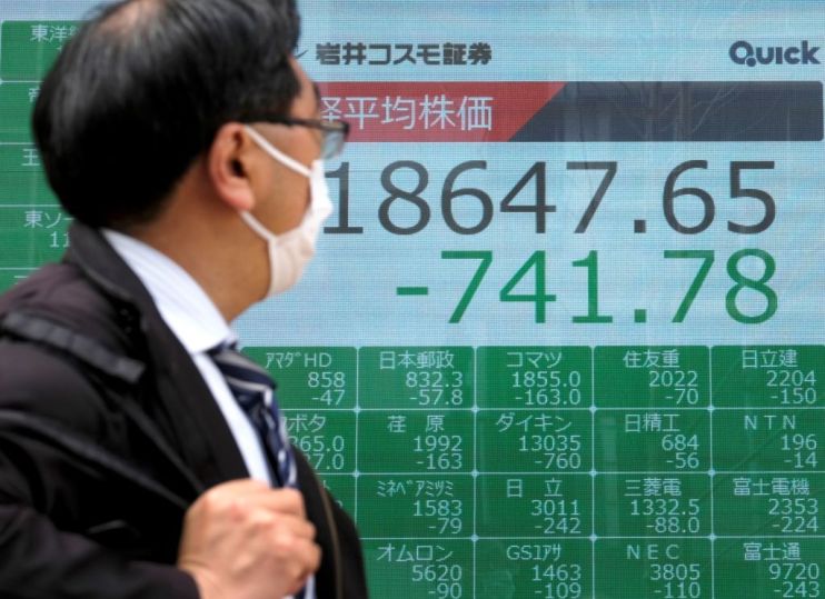 Asian stocks fall as coronavirus fears return