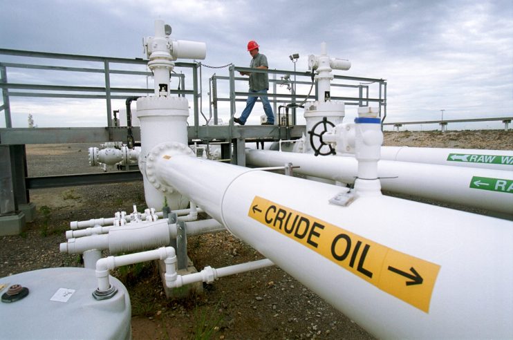 Pound tumbles as oil chaos drives investors towards dollar