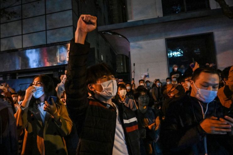 TOPSHOT-CHINA-HEALTH-VIRUS-PROTEST-POLICE