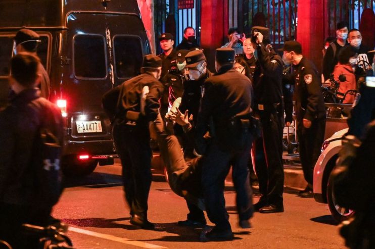 TOPSHOT-CHINA-HEALTH-VIRUS-PROTEST-POLICE