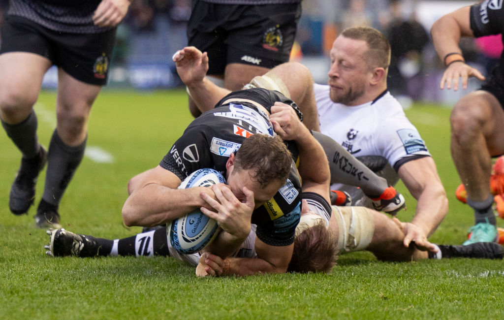 Exeter Chiefs went top of English rugby&rsquo;s Premiership table yesterday with a bonus point win over Bristol Bears at Sandy Park.
