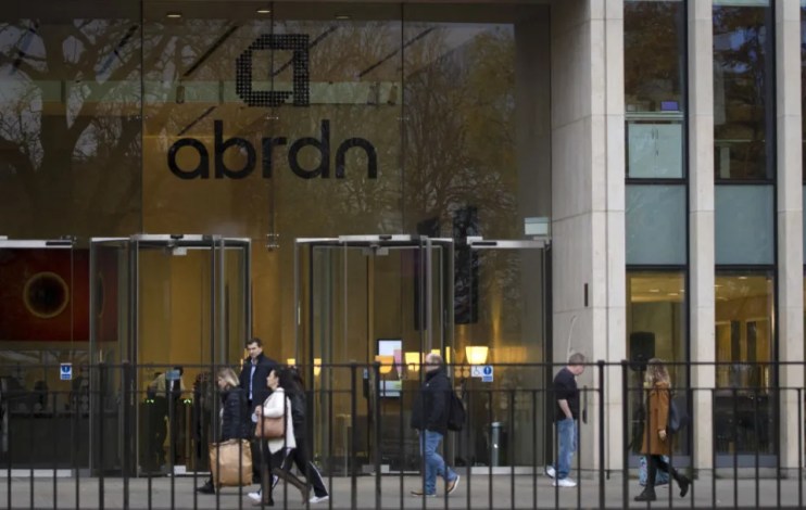 Fund manager Abrdn has handed chief executive Stephen Bird a &pound;800k bonus despite clients pulling out even more funds, leading to a slump in annual profits.